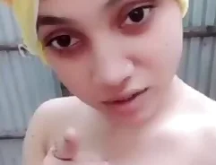 Một cô gái xinh đẹp đắm chìm trong bồn tắm ướt and và trêu chọc bạn trai của mình